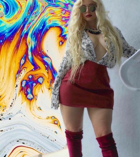 vollbusige rothaarige teen onlyfans nackt kunst bild