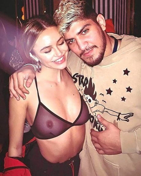 Belle Hamlin pornostar kunst galerie