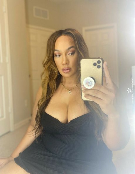 Nia Jax Lina Fanene schöne heiße bilder