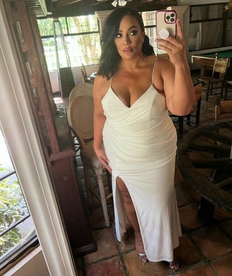 Nia Jax Lina Fanene exklusive akt galerie