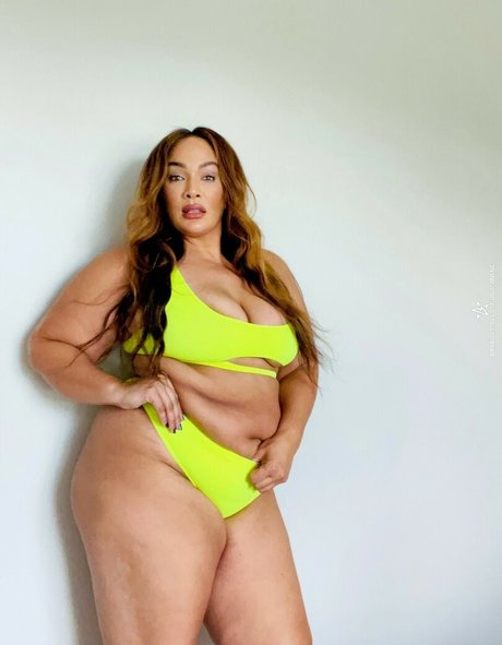 Nia Jax Lina Fanene hd erwachsene fotos