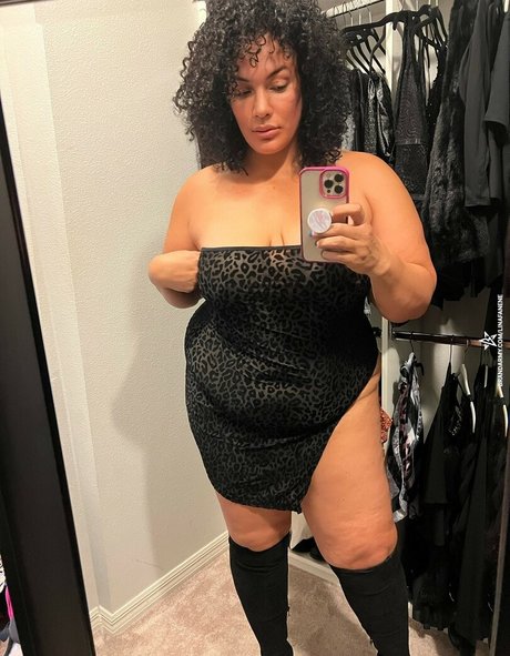 Nia Jax Lina Fanene nacktheit xxx galerie