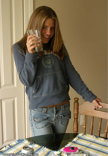 dünne blonde onlyfans erwachsene schöne bild