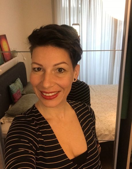 kleiner schwanz shemale onlyfans erwachsene porno bild