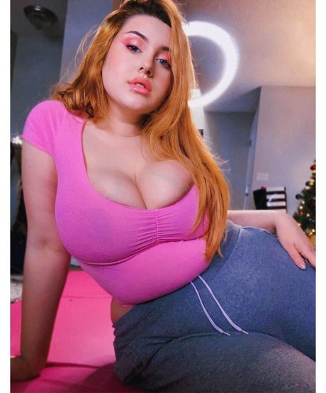 vollbusige brünette onlyfans erwachsene akt bilder