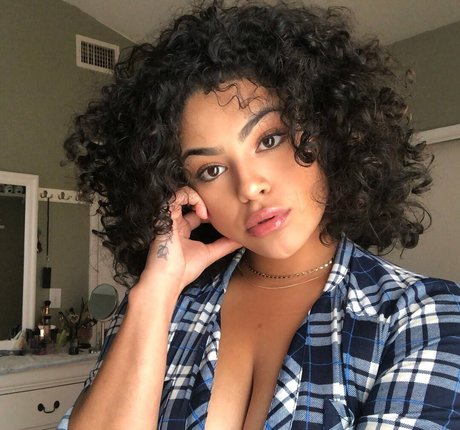 RosalbaNaomi schauspielerin nette bild