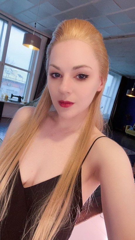 Adamae Dono sexy nackte foto