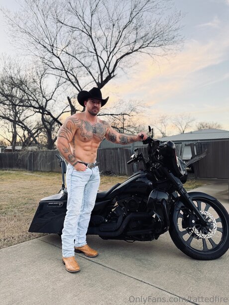 Tattedfire hübsche nackten bilder