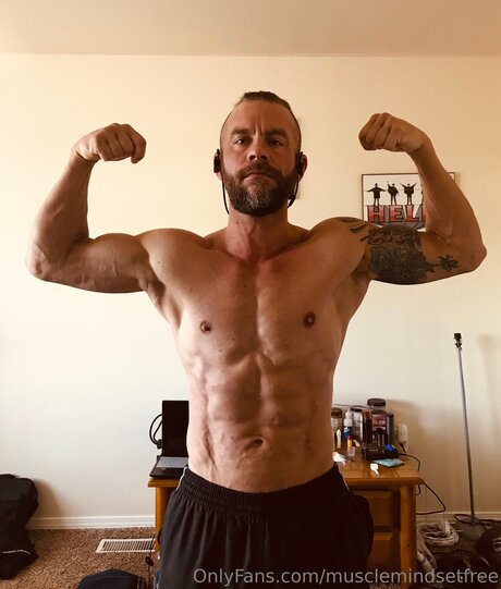 muskel-milf-onlyfans porno bild