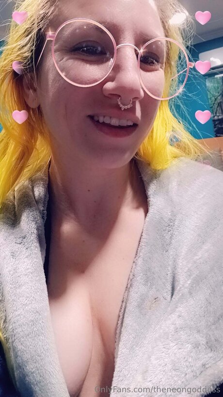 Theneongoddess model nackt galerie