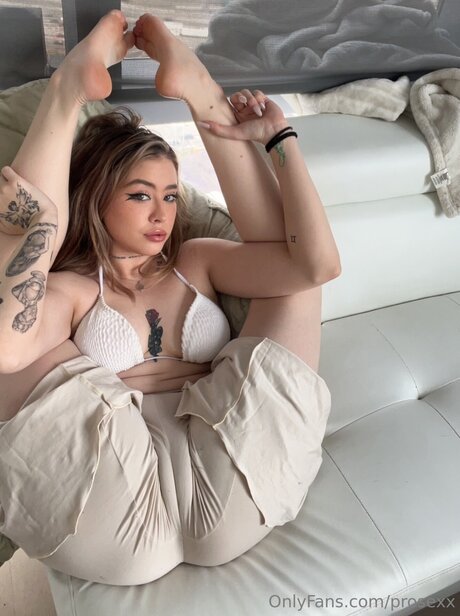 flachbrüstige onlyfans hübsche erwachsene foto