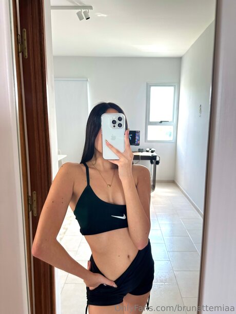 Brunettemiaa sexy freie bilder