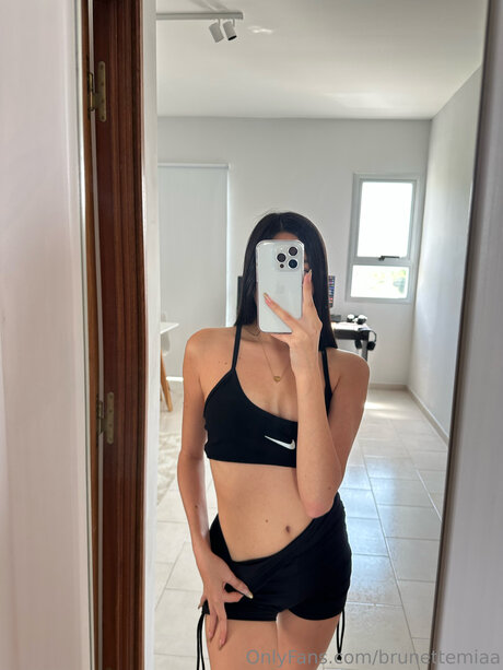 Brunettemiaa kunst freie galerie