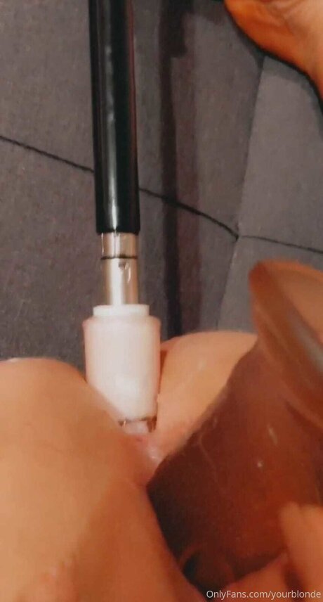 Yourblonde erotische top bild