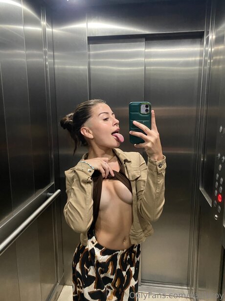 Nayiaroy xxx akt bilder