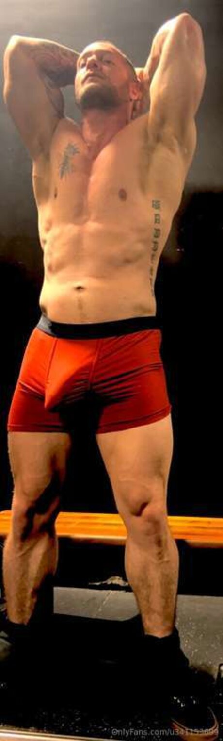 U341153699 pornostar akt foto