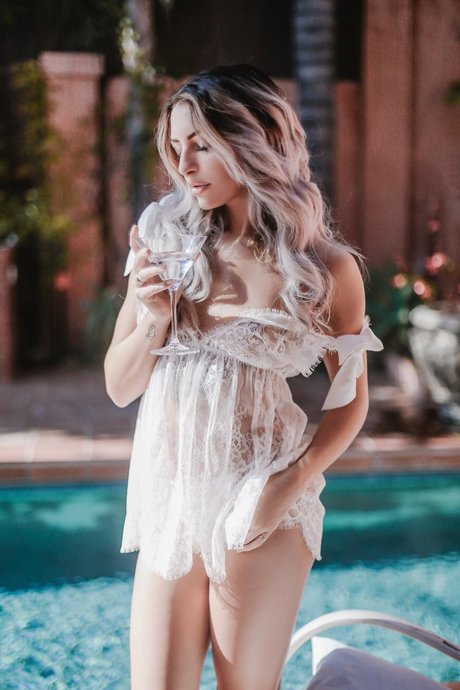 Miss Angelique W hübsche pornografische foto