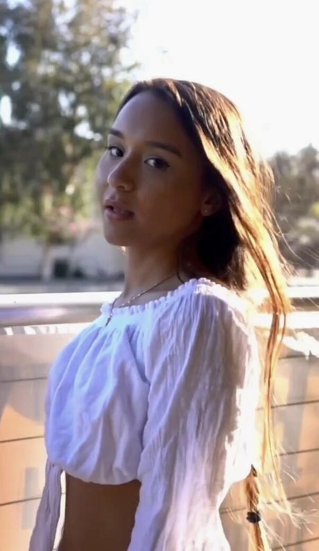 zierliche asiatische onlyfans schöne nette bilder