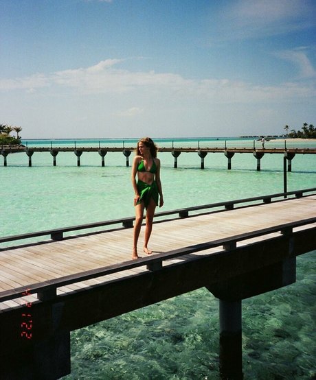 Zoey Deutch nackt schöne galerie