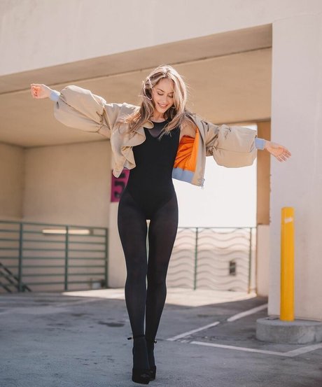 Angela Halili heiße kunst bilder