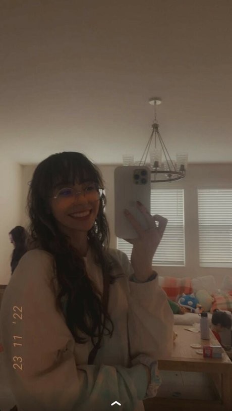 zierliche brünette nur fans top nackt bilder