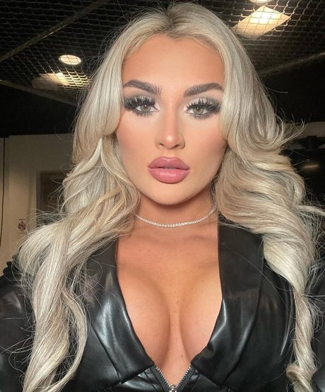 vollbusige brünette onlyfans erotische xxx bilder