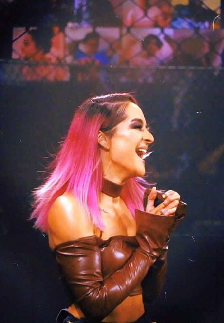 vollbusige brünette onlyfans kunst akt fotos