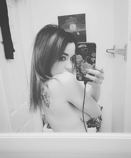 anfällige knochen-onlyfans xxx nackte bild