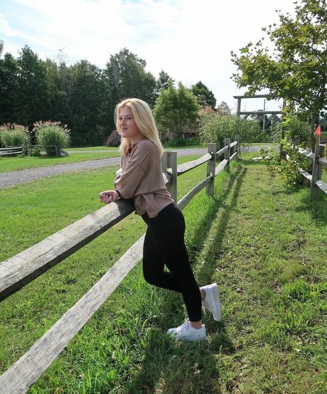 Elsuzannee schauspielerin nackt bilder