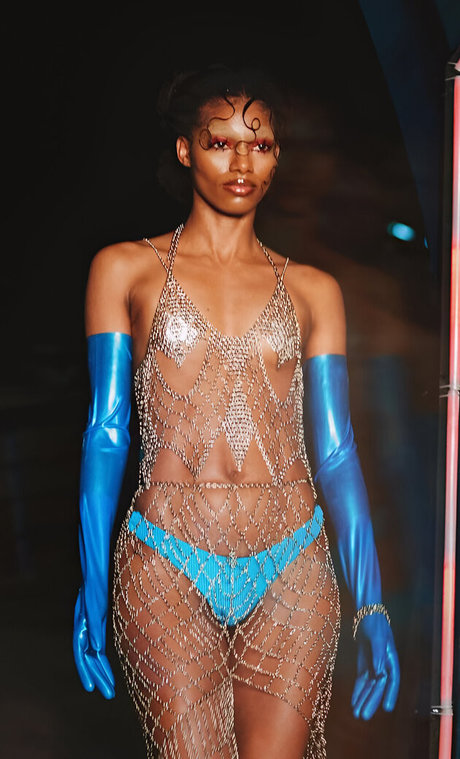 Tina Calamba nacktheit akt foto