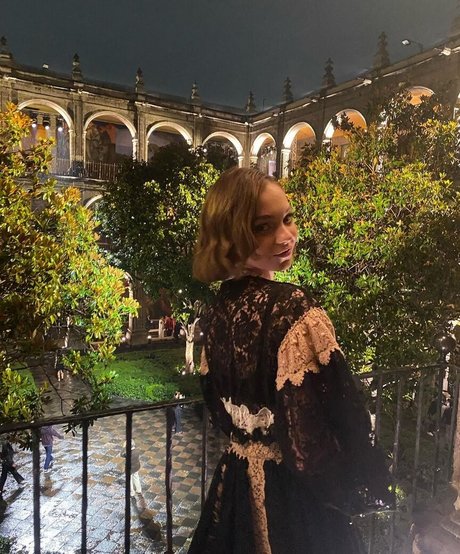 Emma Myers erwachsene kunst galerien