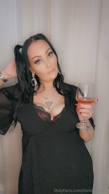 Itsme Valirie schauspielerin kunst fotos