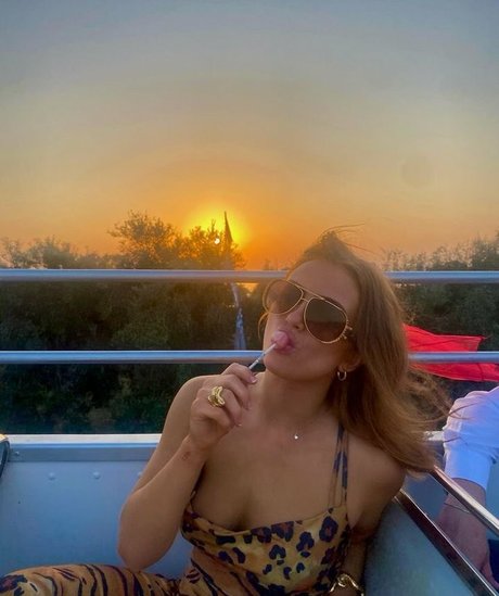 Maisie Smith freie nackte galerien