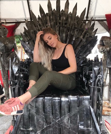 Emerome model nackten archiv