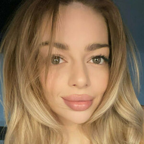 flachbrüstige onlyfans sexy akt archiv