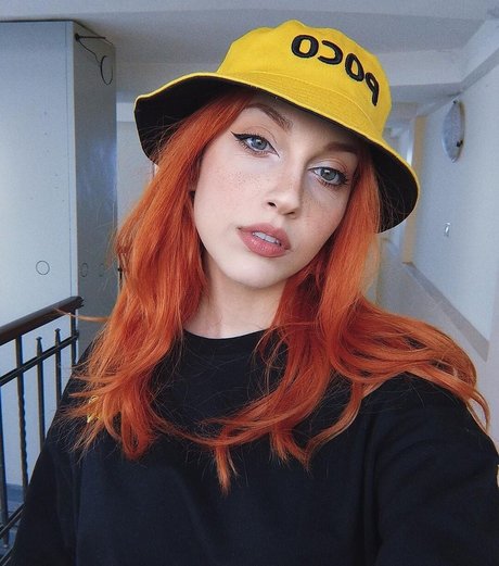 Mona Schon sexy pornostar foto