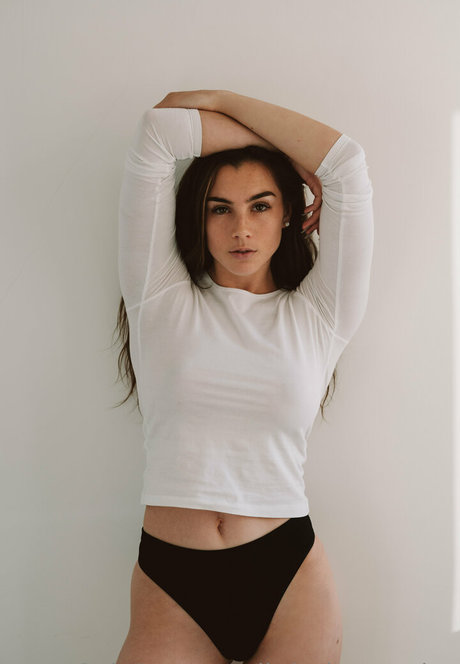 dünne schwarze teenager-onlyfans kunst schöne bild