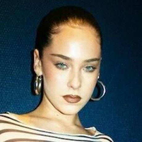 Maeta top akt bilder