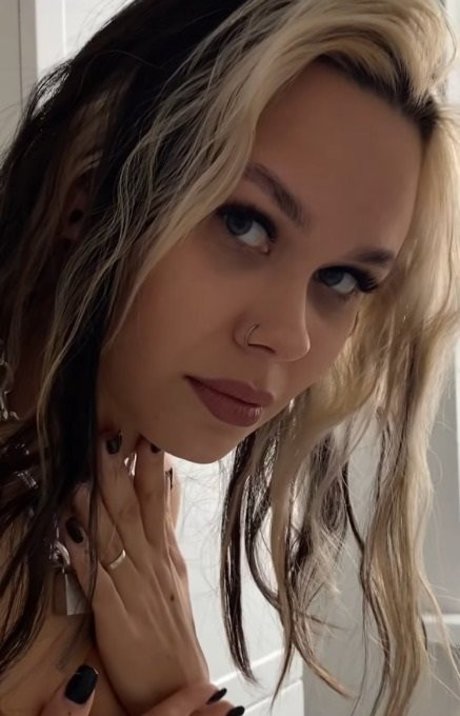 dünnes model onlyfans heiße erwachsene bild