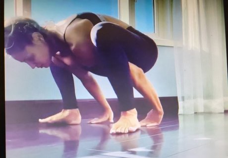 flachbrüstige onlyfans kunst akt bild