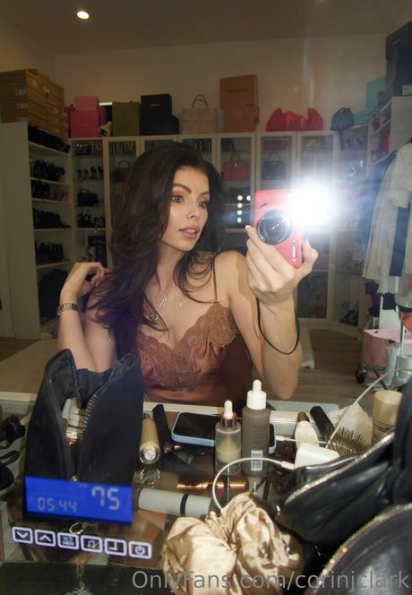 corinjclark schauspielerin perfekte bild