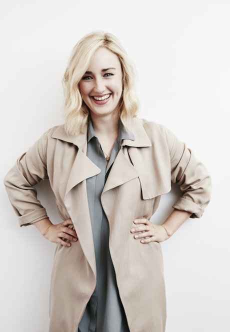Ashley Johnson model erwachsene bilder