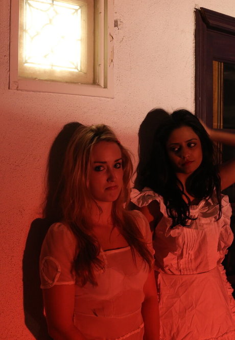 Ashley Johnson model heiße bild