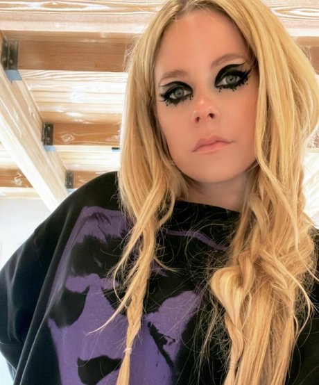 Avril Lavigne model nackt archiv