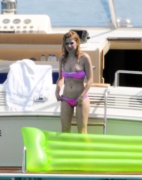 Avril Lavigne nackt hübsche bilder