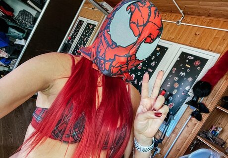 Red Saya sex pornostar archiv