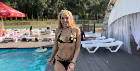 Red Saya hübsche nackt bild