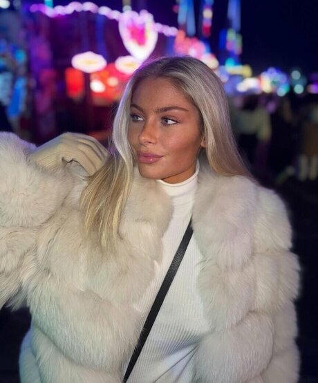 mollymercedes schauspielerin nacktheit galerie