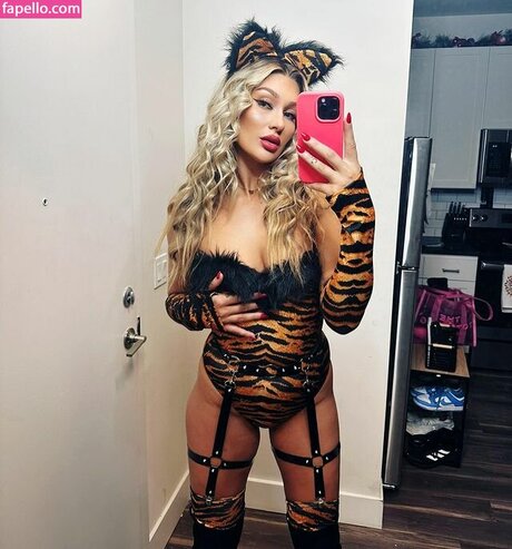 Izzi Dame exklusive nackten bild