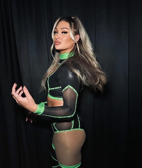 Izzi Dame schauspielerin exklusive bilder